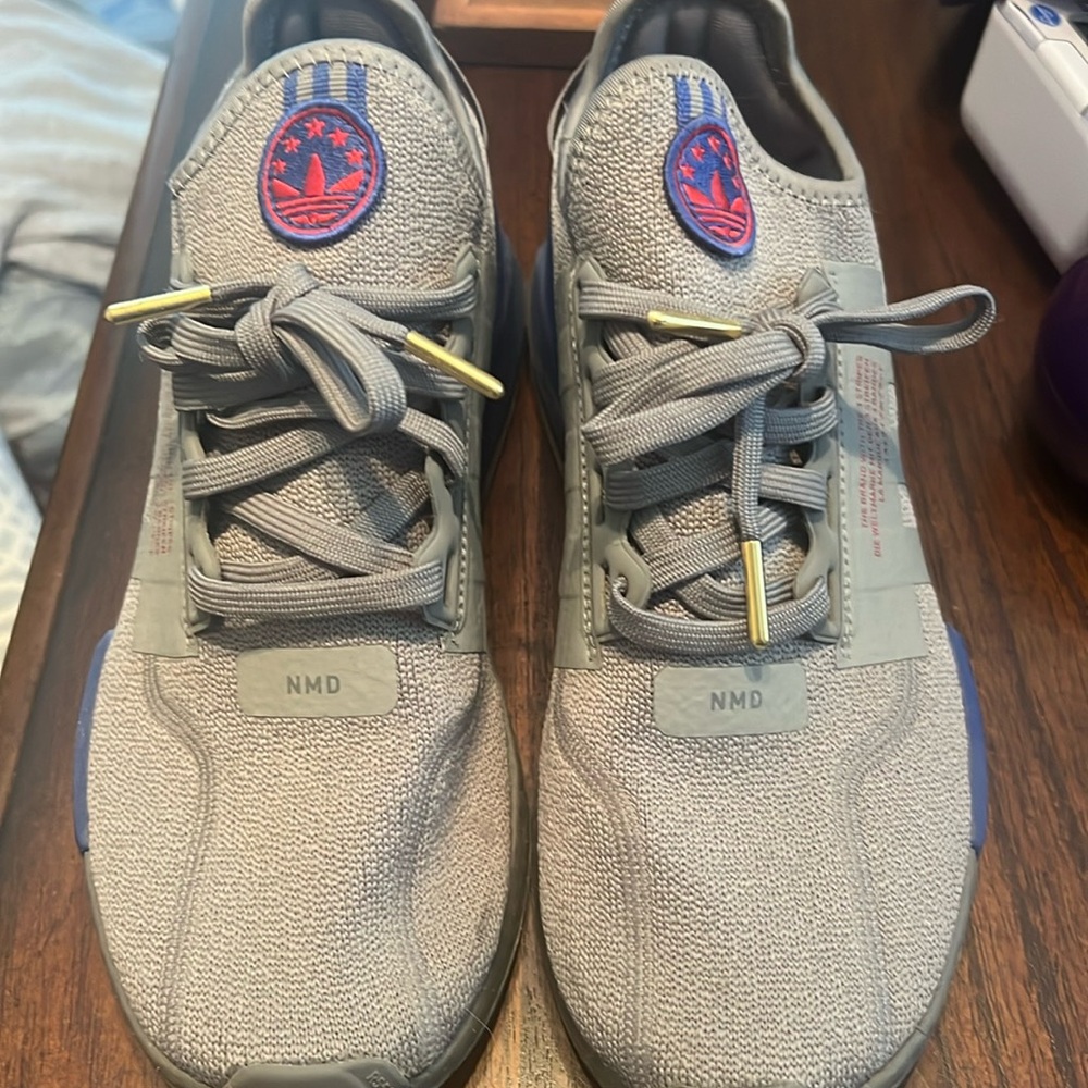 Gently used men's shoes. 2 black spots on side.